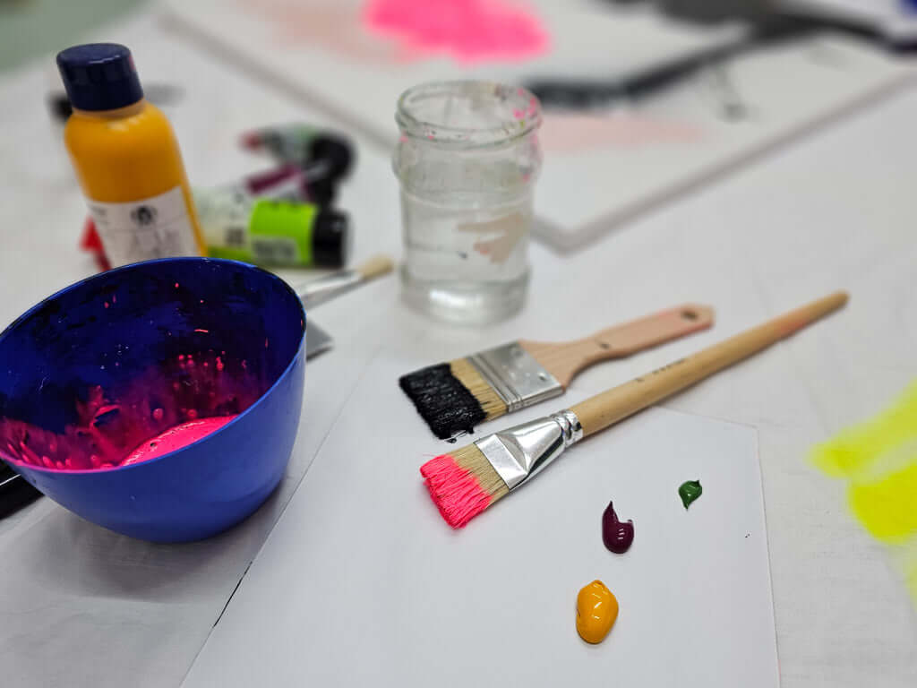 Studio Einblick ins Studio Froilein Juno mit Neon Farben 
