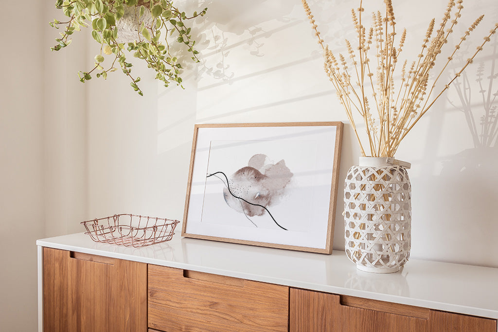 Cyra Aquarell Kollektion von Studio Froilein Juno gerahmt auf einem Sideboard