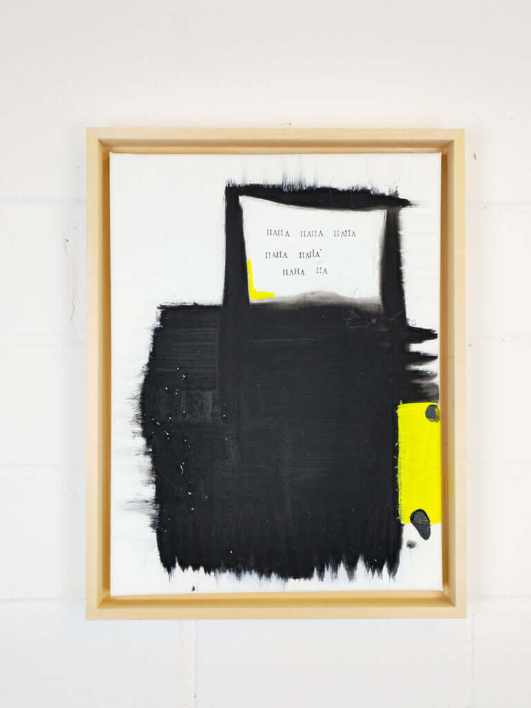 „Laugh out loud“ von Alexandra Wolf gerahmt an weißer Wand, Schwarz, Weiß und Neongelb