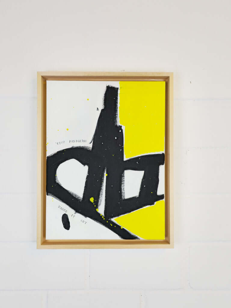 Gerahmtes Original „Stop“ von Studio Froilein Juno frontal an weißer Wand