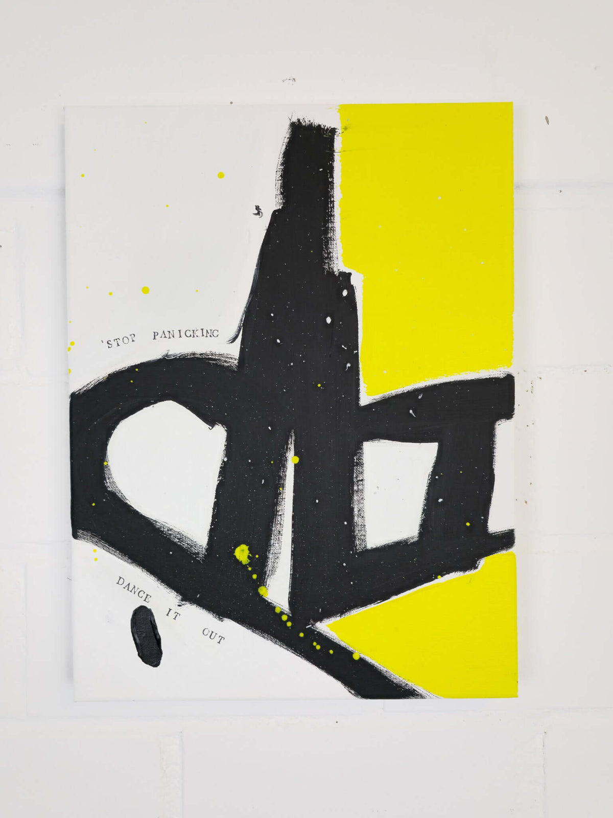 Abstraktes Leinwandbild „Stop“ in Schwarz und Gelb mit Spruch „Stop panicking, dance it out“