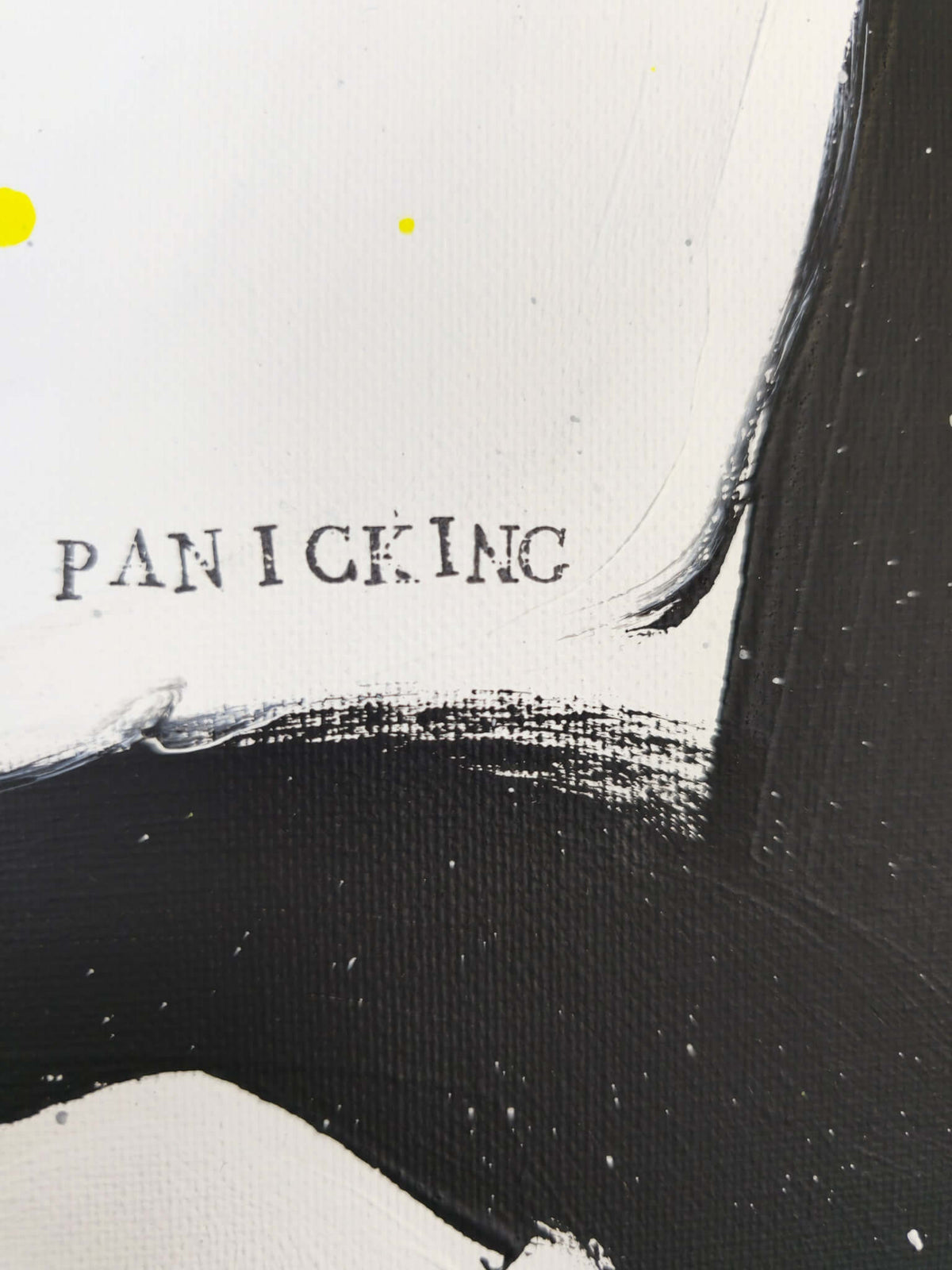 Detail „Stop“: gestempeltes Wort „panicking“ über schwarzer Pinselform