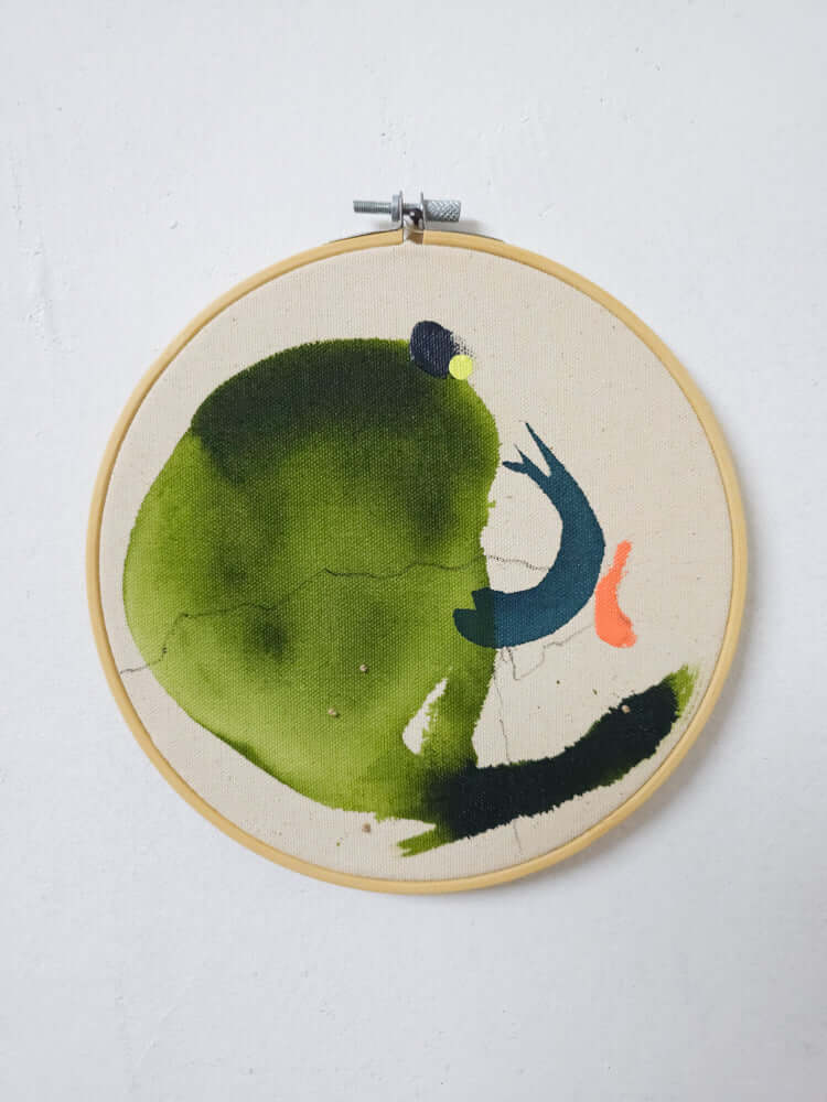 Originalkunstwerk „Forest no.4“ von Alexandra Wolf: Grün und Petrolblau mit Stickerei im Stickrahmen