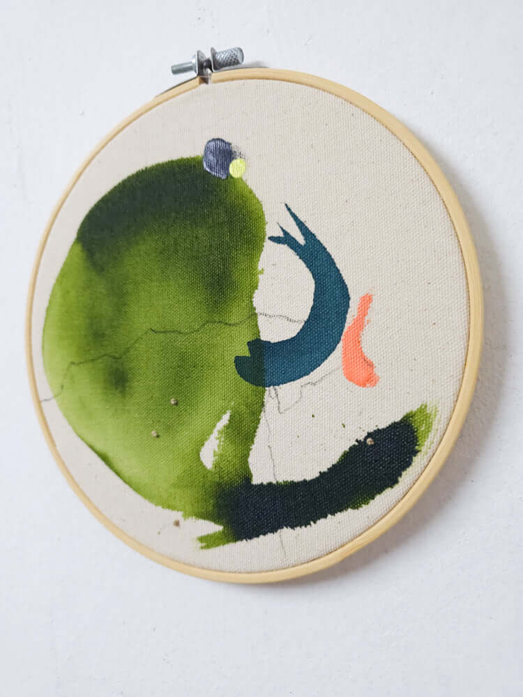 „Forest no.4“ aus der Forest-Kollektion: Waldgrün, Petrol und Lachs im Holz-Stickrahmen