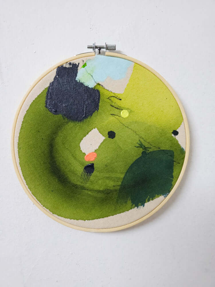 Originalkunstwerk „Forest no.5“ von Studio Froilein Juno: Acryl und Stickerei in Grüntönen im Stickrahmen