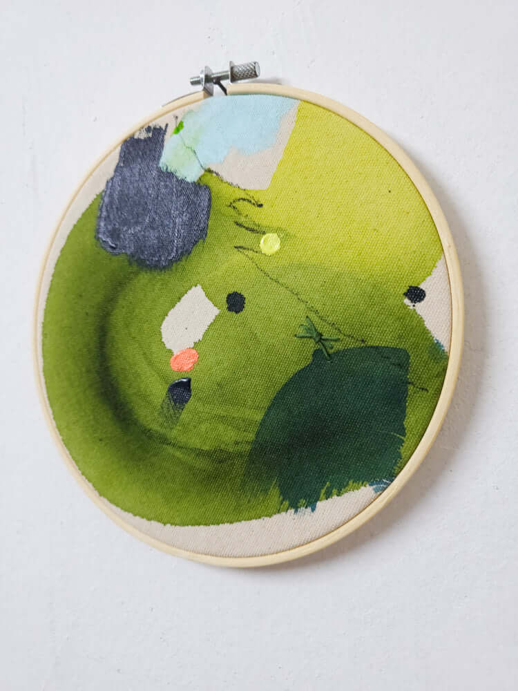 „Forest no.5“ aus der Forest-Kollektion: Waldgrün, Hellblau und Dunkelblau im runden Stickrahmen