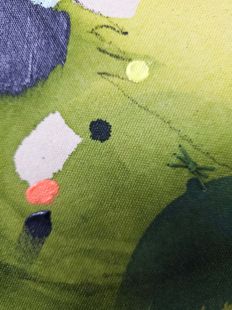 Detail „Forest no.5“: Olivgrün mit dunkelblauen und rosa Punkten und neongelbem Akzent
