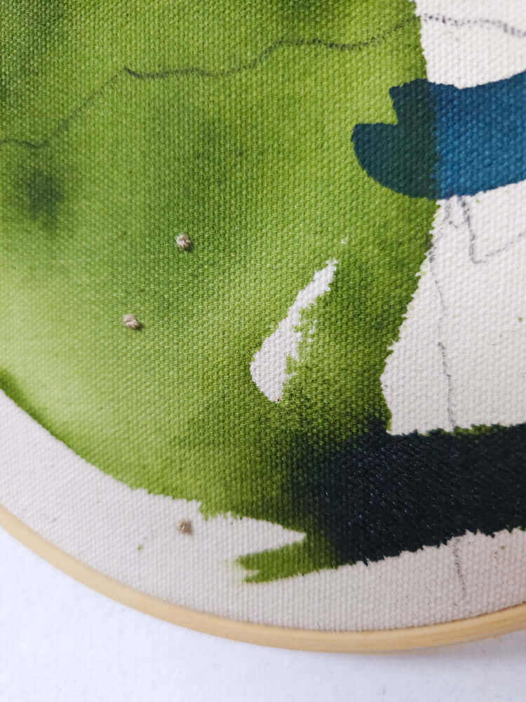 Detail „Forest no.4“: gestickte Knötchen auf grüner Acrylfarbe mit dunklem Pinselstrich