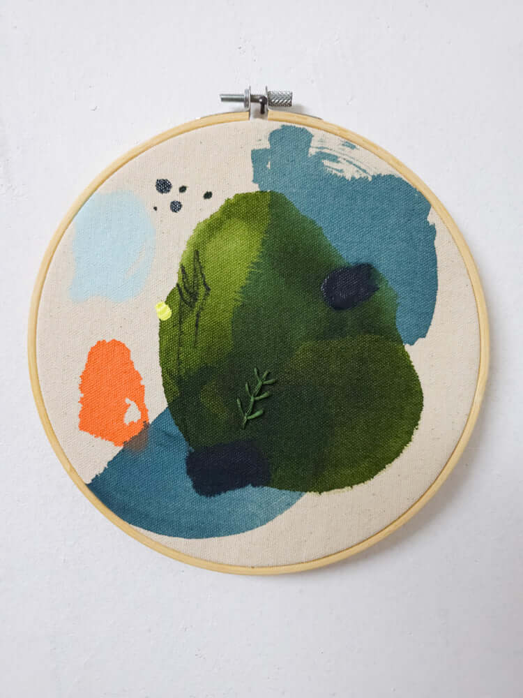 Originalkunstwerk „Forest no.2“ von Alexandra Wolf: Grün, Petrol, Hellblau und Orange mit gesticktem Zweig