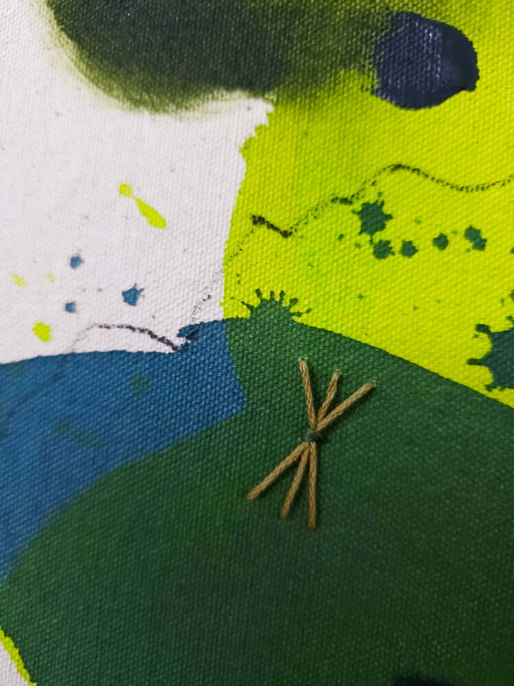 Detail „Forest no.1“: goldfarben gestickte Halme auf Dunkelgrün mit Farbspritzern
