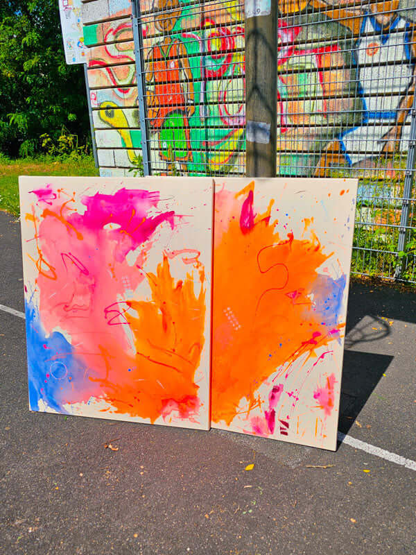 Bunte Neon Kunst mit leuchtenden Farben in einem urbanen Umfeld, inspiriert von Sommerabenden und Aperol Spritz.
