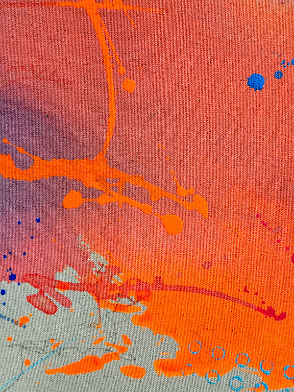 Neon Kunst im orange-blauen Farbspiel, inspiriert von einem Sommerabend mit Aperol Spritz.