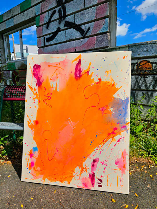 Lebendige Neon Kunst mit leuchtenden Orange- und Pinktönen, inspiriert von lauen Sommerabenden.