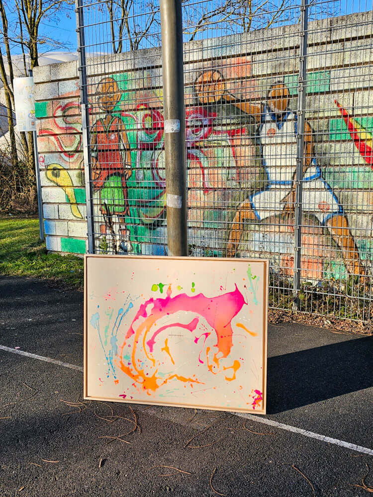 Mixed Media Originalkunstwerk Gelassenheit vor Graffiti-Wand im urbanen Setting aufgenommen
