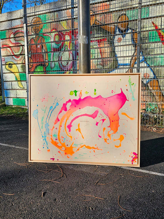 Detailreiche Aufnahme des Kunstwerks Gelassenheit No.1 mit knalligen Farben vor Streetart-Hintergrund