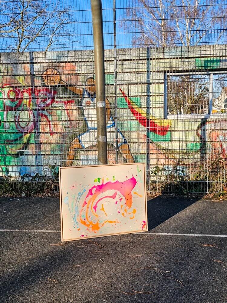 Original Leinwandbild Gelassenheit von Froilein Juno – Neonfarben treffen urbane Kulisse
