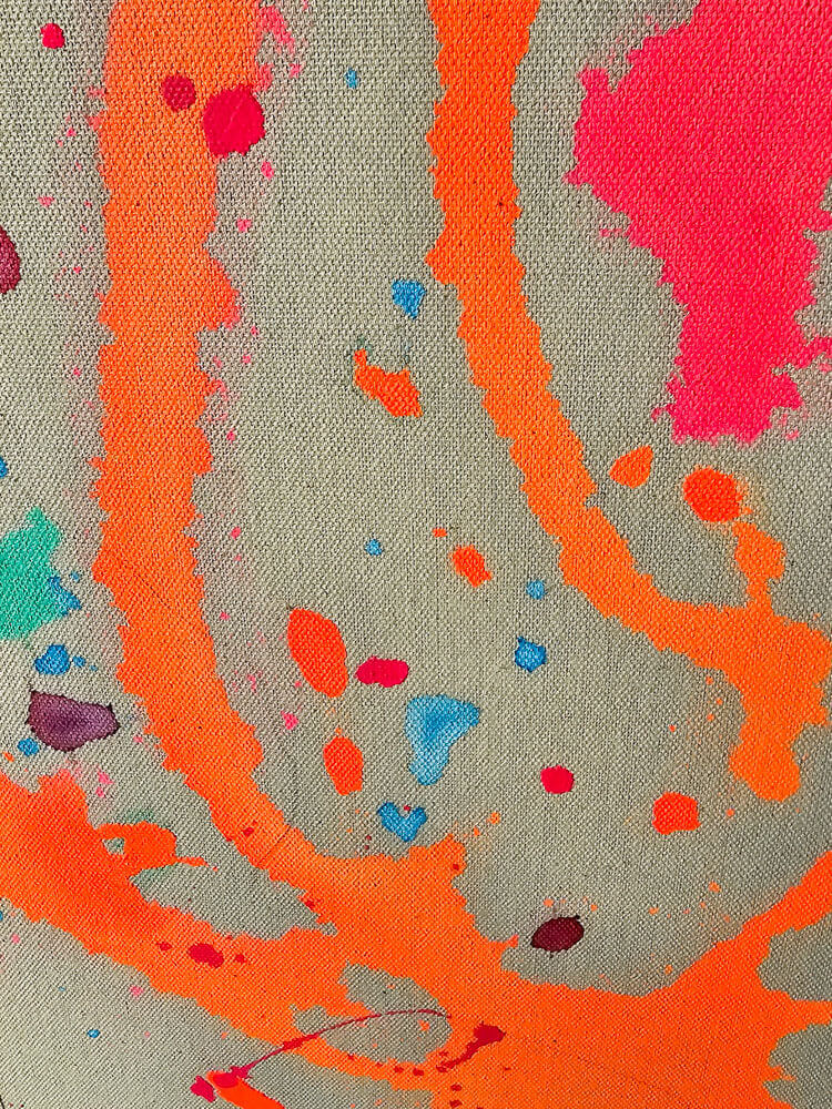 Detailaufnahme des Kunstwerks Gelassenheit No.1 – Neonpink, Orange und Blau auf grober Leinwand