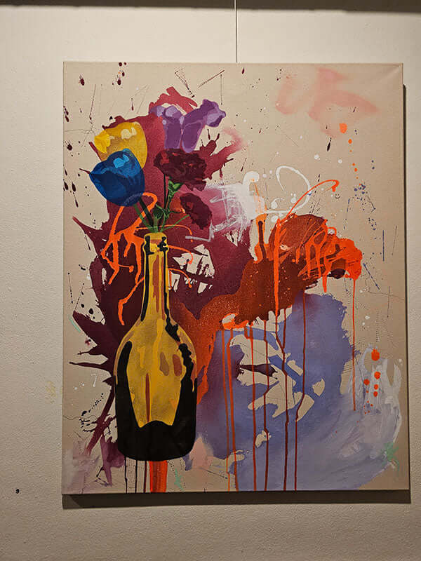 Frontale Nahaufnahme des Gemäldes „Flowers“, abstrakte florale Explosion aus Pink, Orange, Lila und einer gelben Flasche auf hellem Hintergrund.