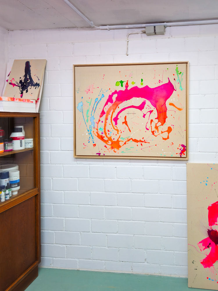 Studioaufnahme: Gelassenheit No.1 von Froilein Juno gerahmt an weißer Wand mit Ateliermöbeln
