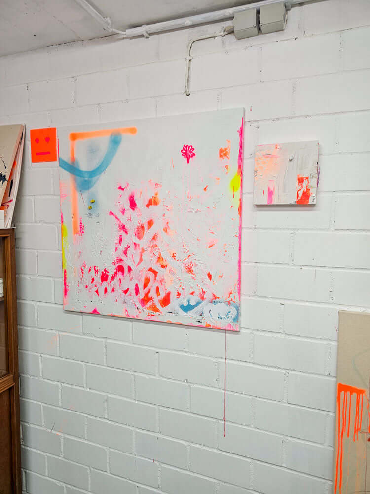 Das abstrakte Gemälde „She said no“ von Studio Froilein Juno im Raum, fotografiert in Bonn; zeitgenössische deutsche Kunst mit pink-blauen Farbakzenten.