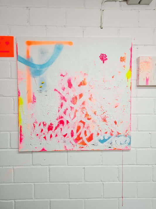 Abstraktes feministisch inspiriertes Artwork „She said no“ von Froilein Juno, ausgestellt vor weißer Wand; moderne Frauenkunst aus Bonn, Deutschland.