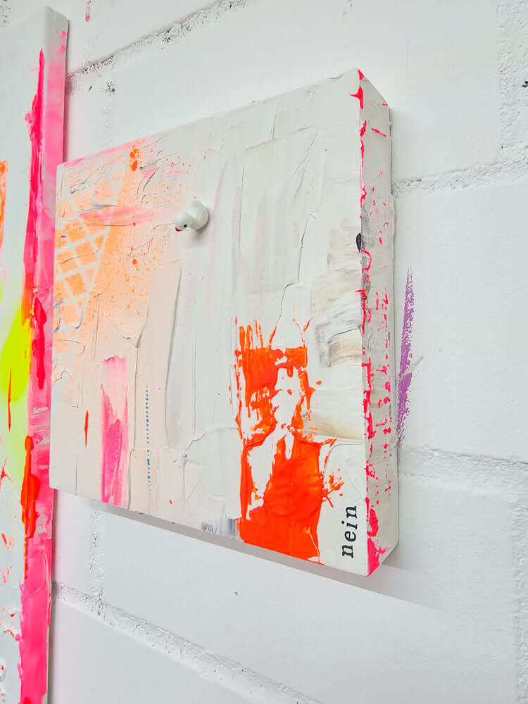 Originalkunstwerk „Nein heißt Nein no.2“, 20 x 20 cm auf Holzkörper: Weiß, Neonorange und Rosa mit Schriftzug „nein“