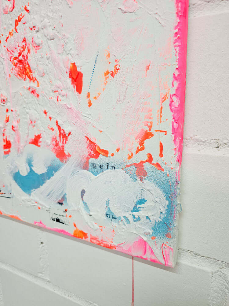 Strukturierte weiße Oberfläche mit blauen Verläufen im Artwork „She said no“ von Froilein Juno; moderne abstrakte Kunst aus Deutschland.