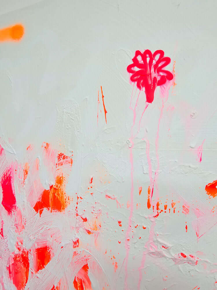 Abstraktes Gemälde „She said no“ im Wohnraum aus schräger Perspektive; feministische Kunst aus Bonn, moderne Wandgestaltung in Deutschland