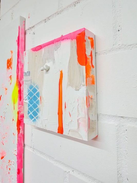 Seitenansicht von rechts auf das Werk ‚Nein heißt Nein‘ – die Tiefe der gespachtelten Struktur wird sichtbar, kräftige Neonakzente und pastellige Flächen kontrastieren auf dem ca. 4 cm tiefen Holzkörper.