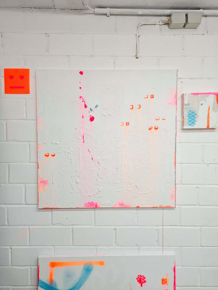 „Ein leises Nein no.1“ aus der Kollektion Nein von Studio Froilein Juno an weißer Backsteinwand