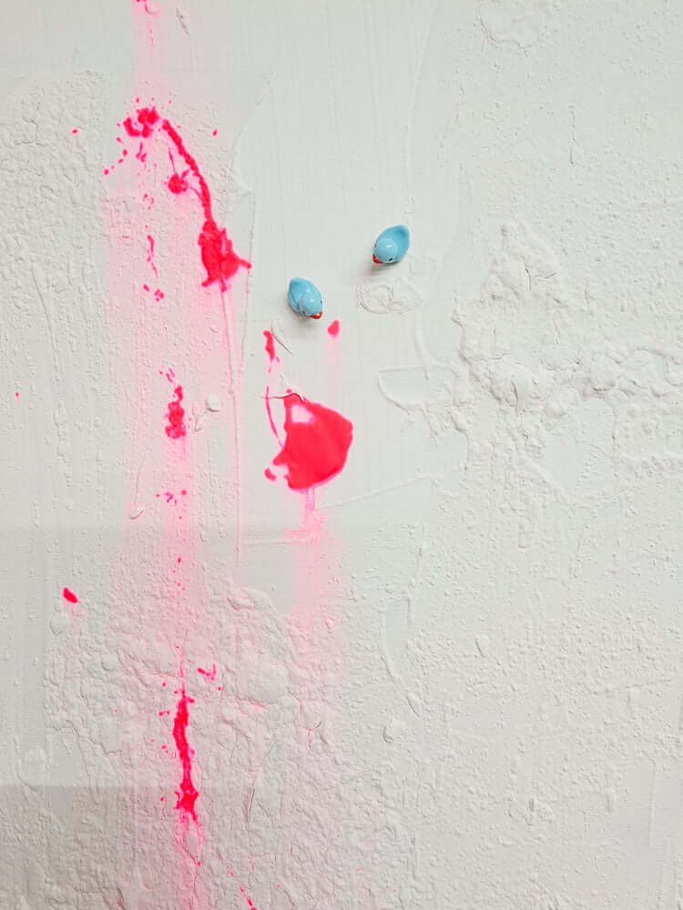 Detail „Ein leises Nein no.1“: pinker Farbklecks, Tropfspur und hellblaues Entchen, Mixed Media