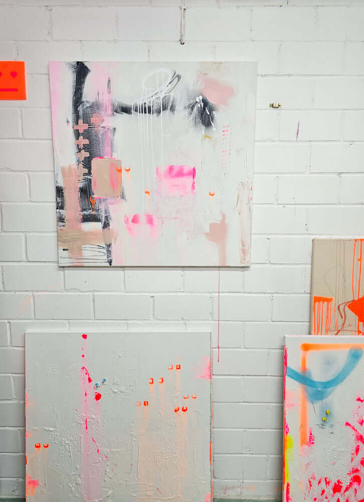 Werke der Kollektion Nein von Studio Froilein Juno im Atelier, darunter „Kein Raum für Bullshit no.1“