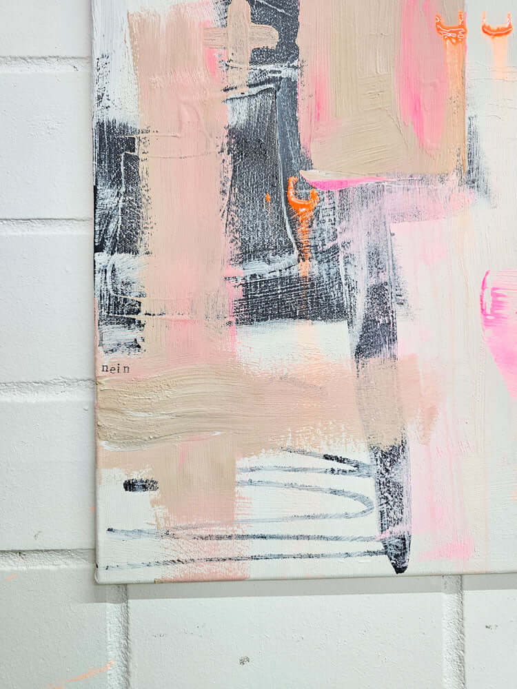 Detail „Kein Raum für Bullshit no.1“: schwarze Linienstruktur als Grenze auf Weiß und Beige