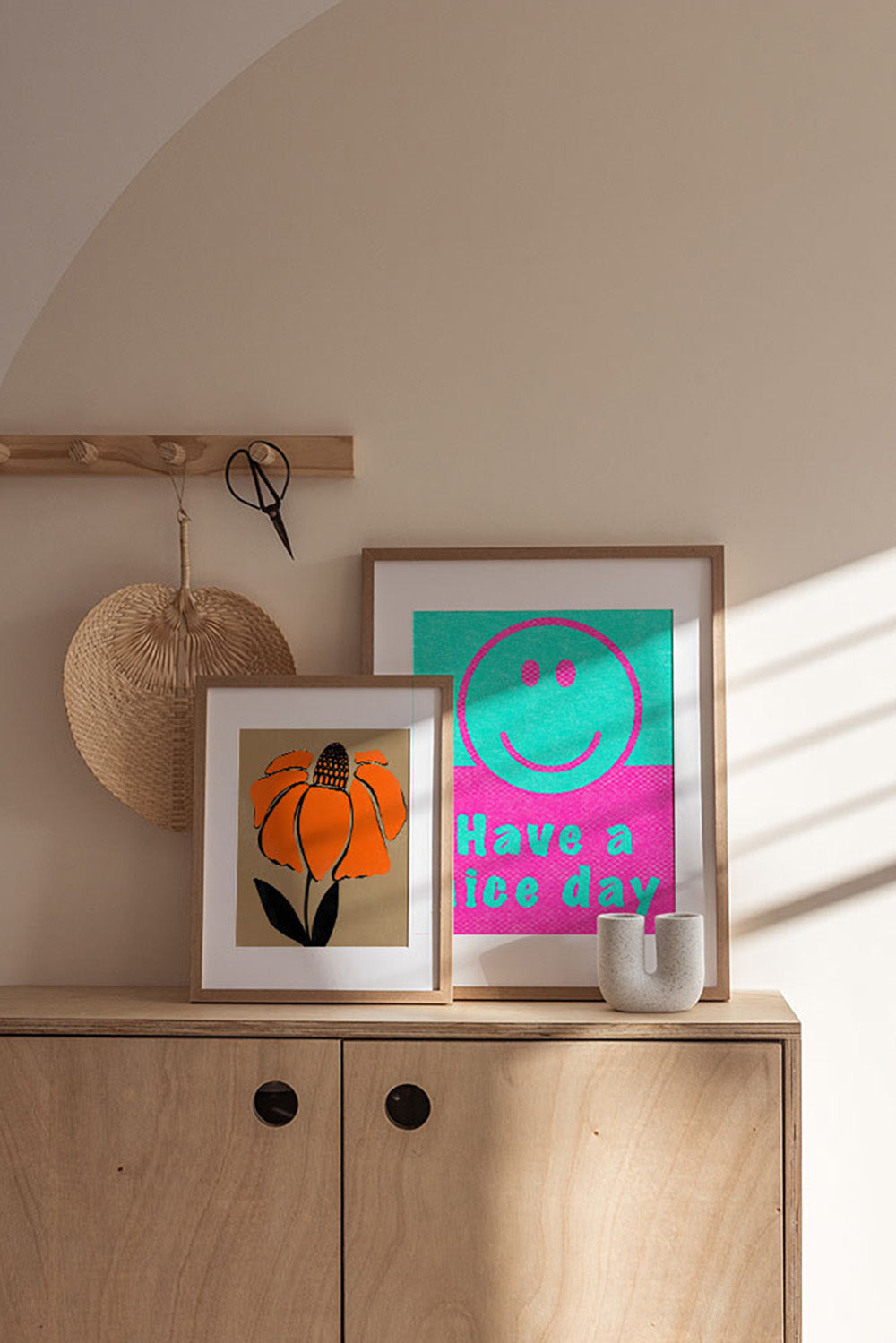 Riso no.4 und Riso no.1 gerahmt nebeneinander auf einem Holzsideboard, Kunstdrucke von Studio Froilein Juno