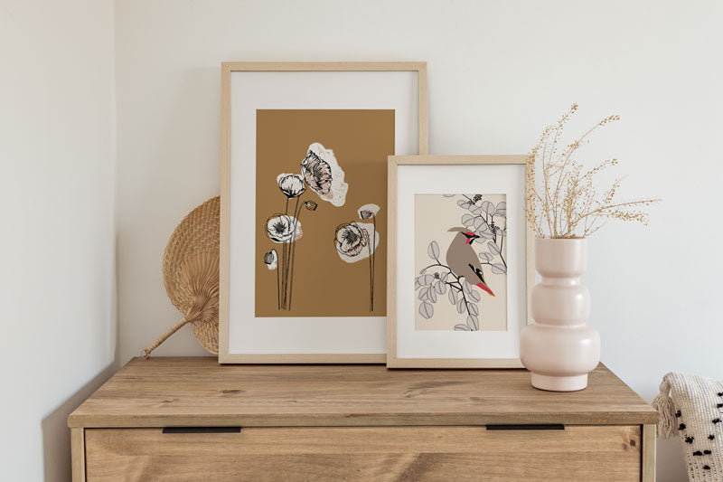 Momo Kunstdruck Kollektion Blumen von Studio Froilein Juno gerahmt an der Wand in einem Boho Esszimmer