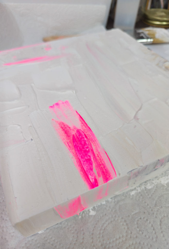 Detailaufnahme eines noch unfertigen Kunstwerks auf Gesso Platte mit Neonfarben