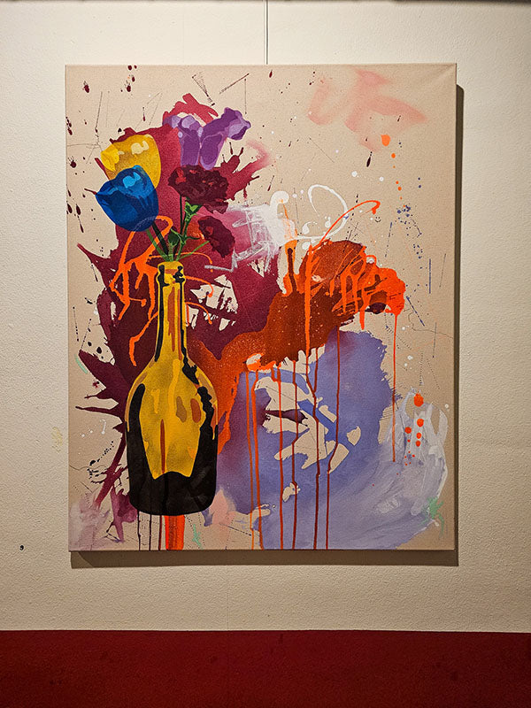 Detailansicht des Gemäldes „Flowers“, abstrakte Blumenkomposition mit kräftigen Pink-, Neon- Orange- und Lilatönen und gelber Flasche.