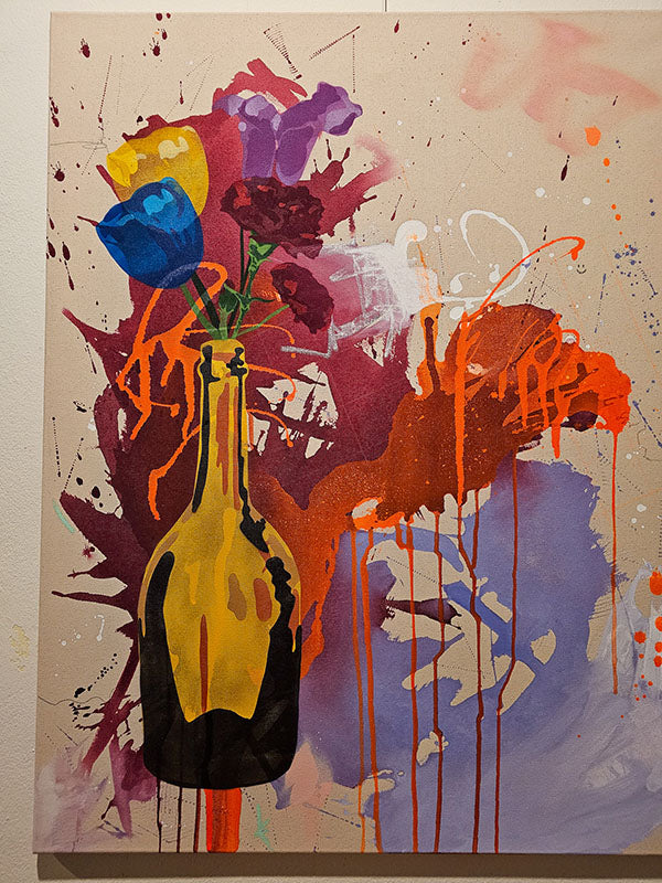 Großformatiges abstraktes Gemälde „Flowers“ von Studio Froilein Juno und Baggadeluxe, leuchtende Farben, Blumen in gelber Flasche, hängend an einer hellen Wand.