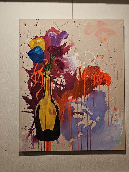 Frontale Nahaufnahme des Gemäldes „Flowers“, abstrakte florale Explosion aus Pink, Orange, Lila und einer gelben Flasche auf hellem Hintergrund.