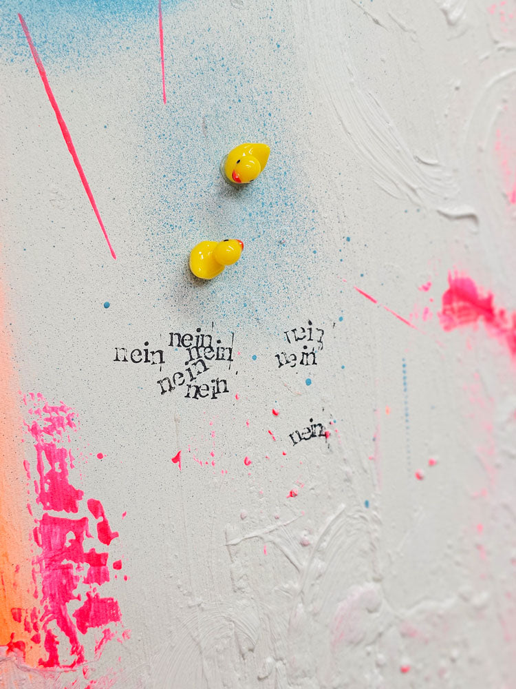 Nahaufnahme des abstrakten Kunstwerks „She said no“ von Studio Froilein Juno aus Bonn; weiße Texturen mit pink-blauen Farbspritzern und gelben Akzenten, feministische Mixed-Media-Kunst aus Deutschland.