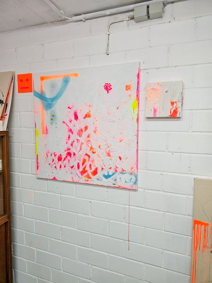 Das abstrakte Gemälde „She said no“ von Studio Froilein Juno im Raum, fotografiert in Bonn; zeitgenössische deutsche Kunst mit pink-blauen Farbakzenten.