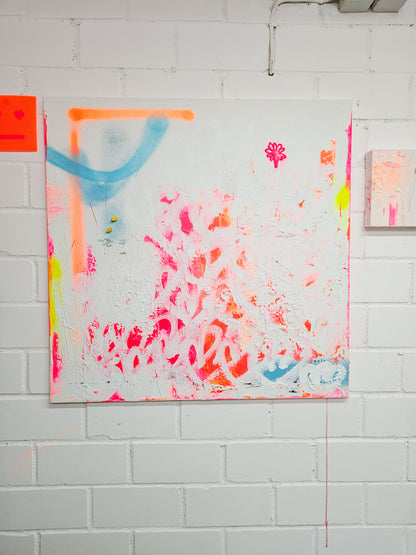 Abstraktes feministisch inspiriertes Artwork „She said no“ von Froilein Juno, ausgestellt vor weißer Wand; moderne Frauenkunst aus Bonn, Deutschland.