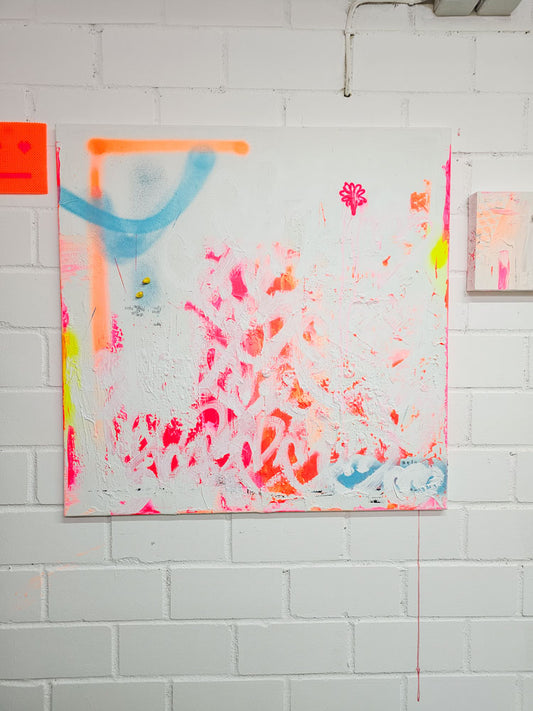 Abstraktes feministisch inspiriertes Artwork „She said no“ von Froilein Juno, ausgestellt vor weißer Wand; moderne Frauenkunst aus Bonn, Deutschland.