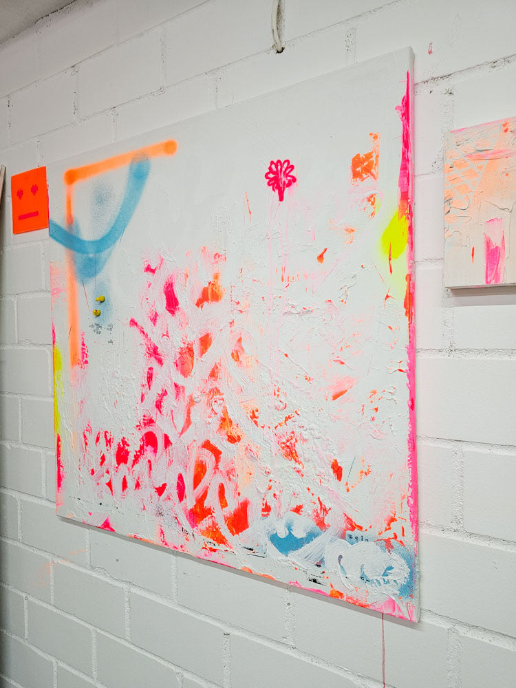 Detailbereich des Kunstwerks „She said no“ mit pinken Farbspritzern und gelben Akzenten; Mixed-Media-Kunst aus Bonn, handgemalt von Studio Froilein Juno.