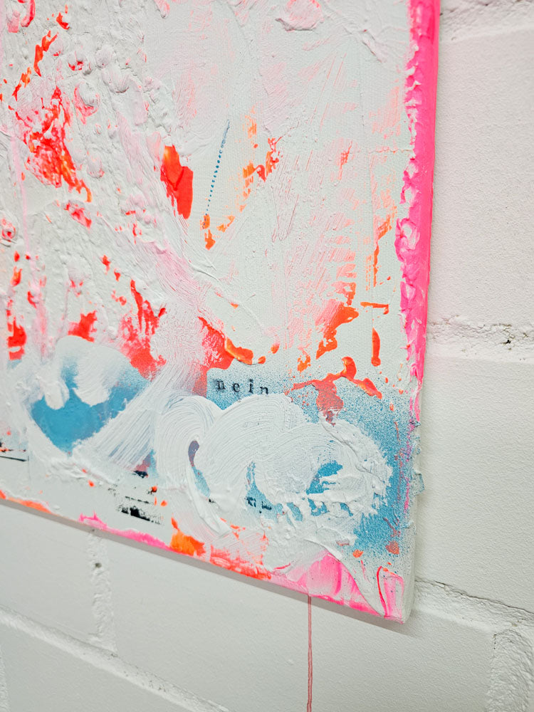 Strukturierte weiße Oberfläche mit blauen Verläufen im Artwork „She said no“ von Froilein Juno; moderne abstrakte Kunst aus Deutschland.