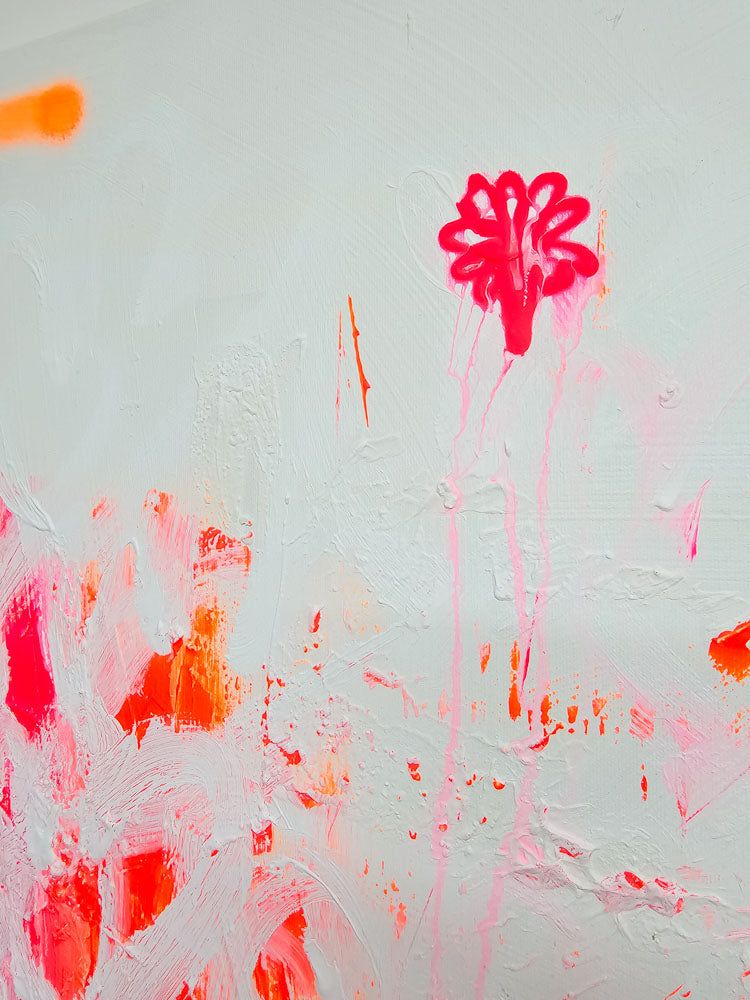 Abstraktes Gemälde „She said no“ im Wohnraum aus schräger Perspektive; feministische Kunst aus Bonn, moderne Wandgestaltung in Deutschlan