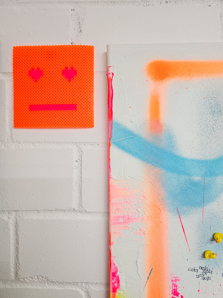 Detailaufnahme des Kunstwerks „She said no“ mit kräftigen pinken Strukturen und blauen Farbflächen; abstrakte feministische Kunst aus Bonn.