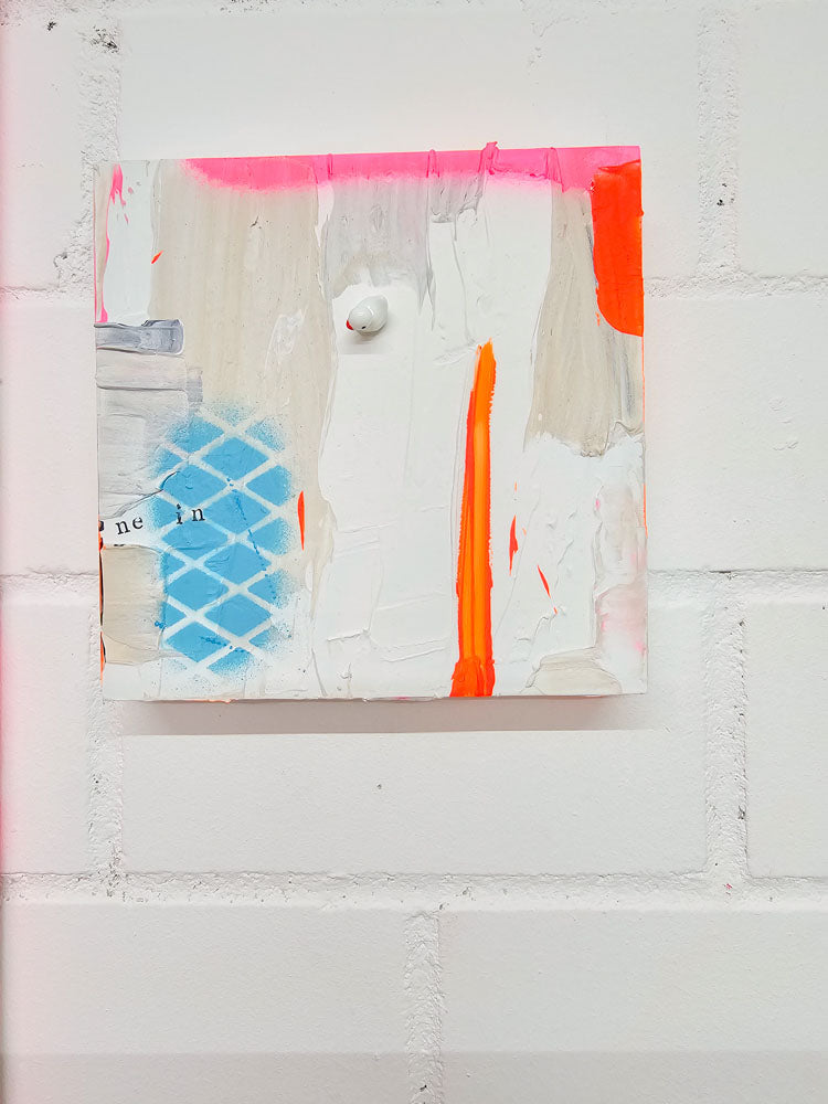 Frontalansicht des Kunstwerks ‚Nein heißt Nein‘ von Studio Froilein Juno – Mixed Media auf Leinwand mit Neonpink, Beige, Weiß, leuchtendem Orange und blauer Schablonenstruktur. In der unteren linken Ecke ist das Wortfragment ‚nein‘ integriert.