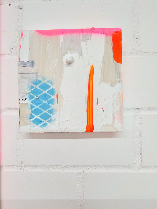 Frontalansicht des Kunstwerks ‚Nein heißt Nein‘ von Studio Froilein Juno – Mixed Media auf Leinwand mit Neonpink, Beige, Weiß, leuchtendem Orange und blauer Schablonenstruktur. In der unteren linken Ecke ist das Wortfragment ‚nein‘ integriert.