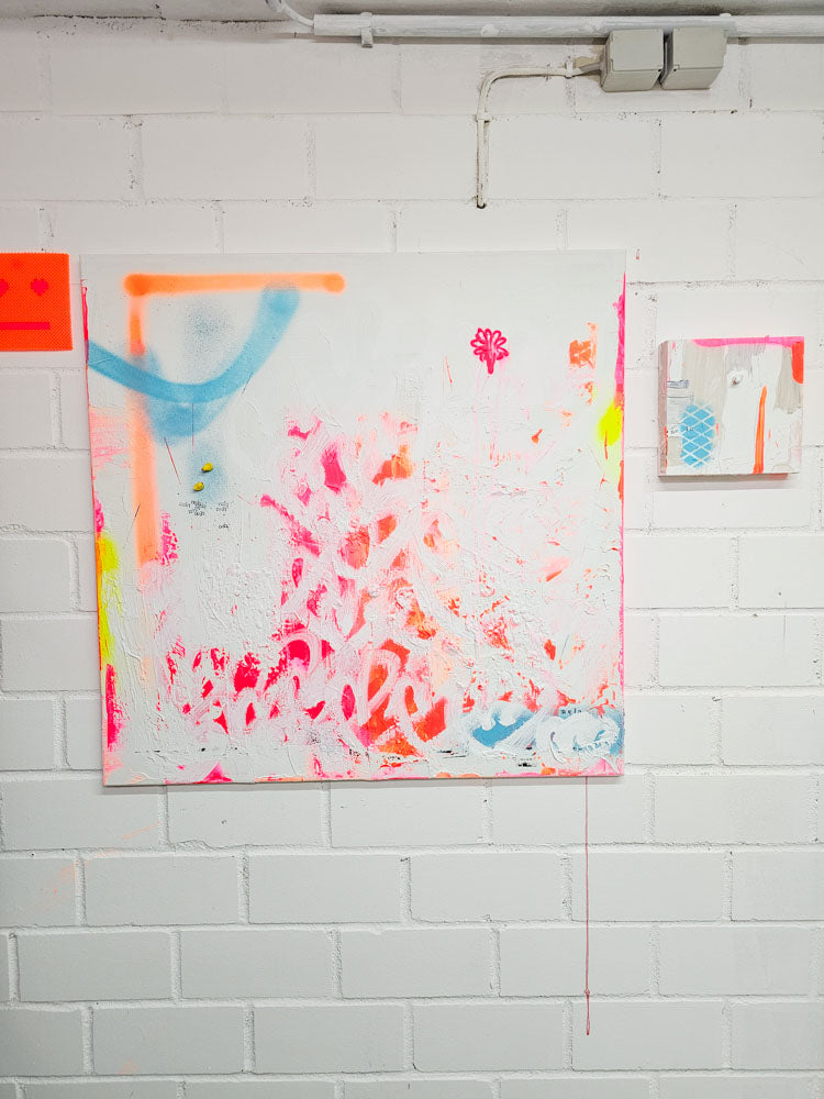 Kunstwerk „She said no“ von Froilein Juno an weißer Wand in modernem Interior; abstrakte deutsche Frauenkunst aus Bonn, geeignet für Living-Room-Wall-Art.